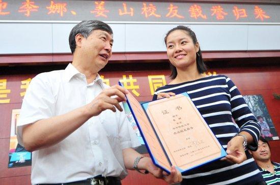 此外,今年朱峥嵘,冯博轩,臧一锋,刘彬彬,陈彬彬五名足球运动员被保送