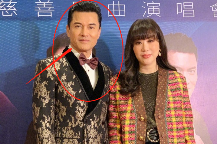 63岁吕良伟才是真冻龄,与61岁大爷坐一起,确定是同龄人?