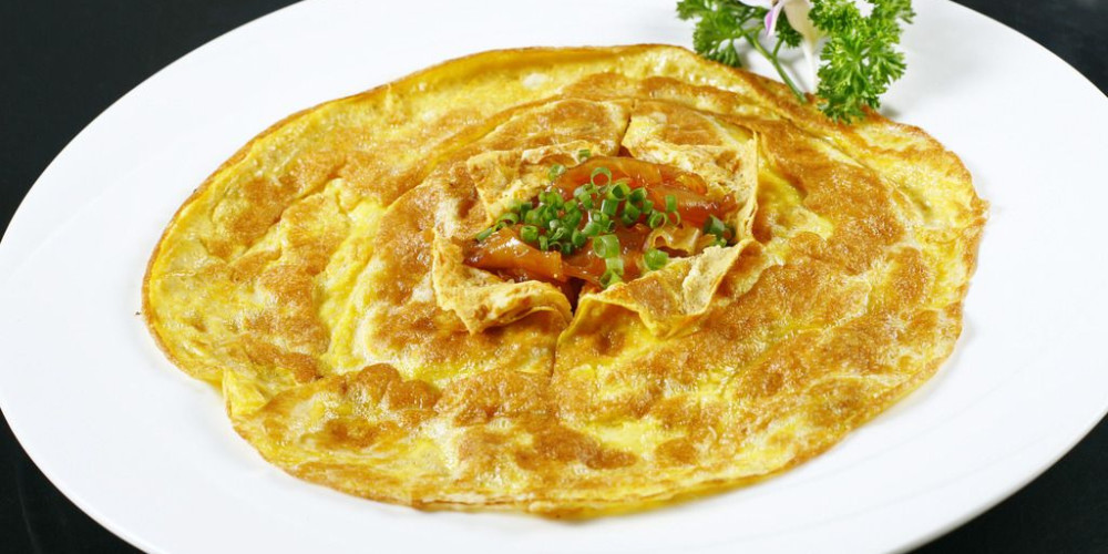 粉皮300克,大蒜适量,鸡蛋3个,豆瓣酱20克,十三香2克,鸡精适量,花生油