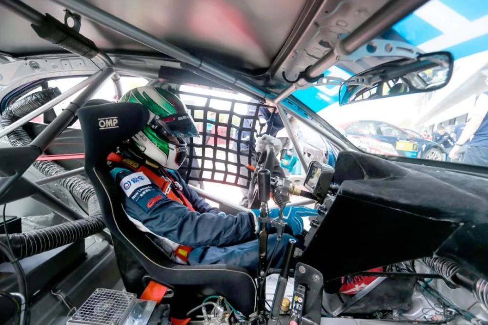 外表酷炫的赛车内饰为何如此简陋
