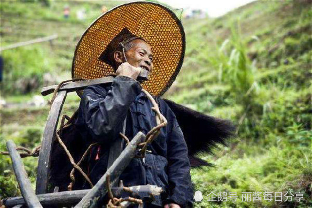 落魄秀才发现一块风水宝地故意自杀葬在那里后代果然飞黄腾达