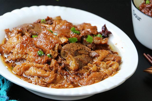 天津特色菜黄焖两样,牛肉软烂酱香浓郁,下饭菜的首选