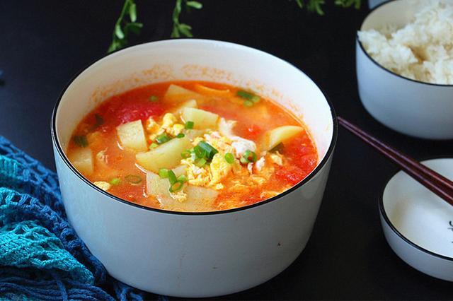 家常汤菜西红柿土豆汤,色泽红艳,酸爽开胃,汤浓汁鲜有技巧