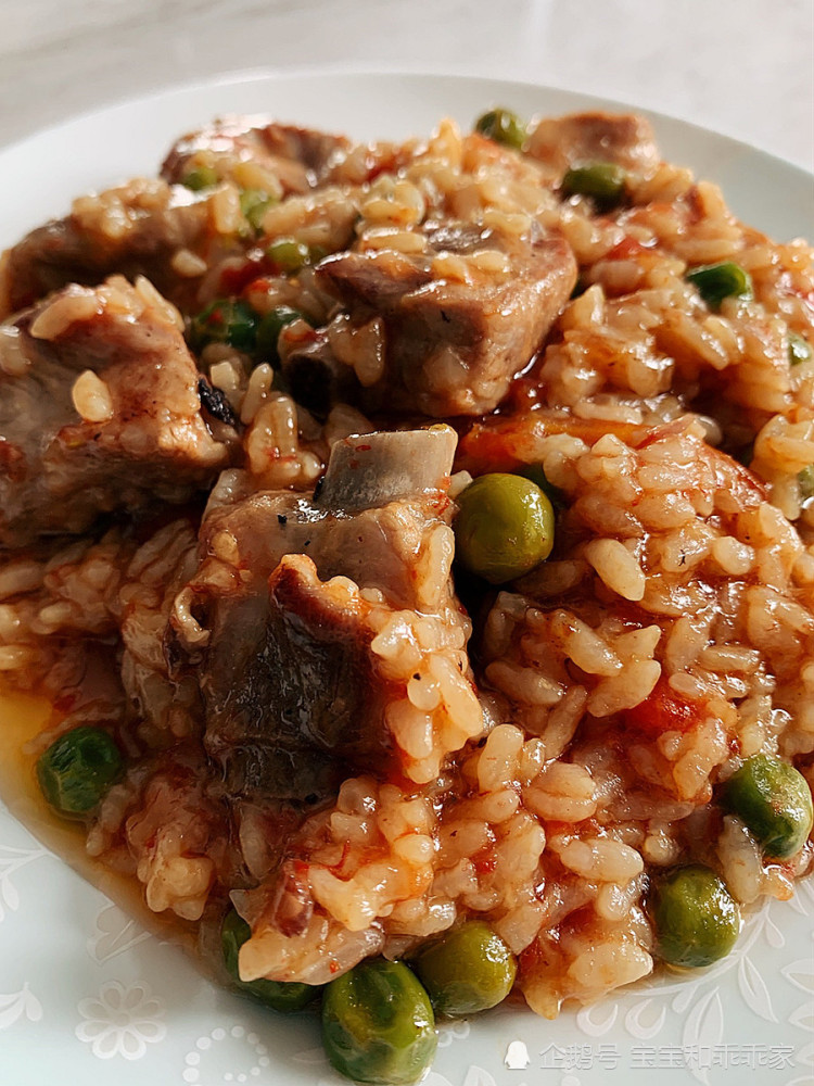这道西红柿排骨焖米饭,从配菜到米饭焖好,大概需要1个来小时的时间.