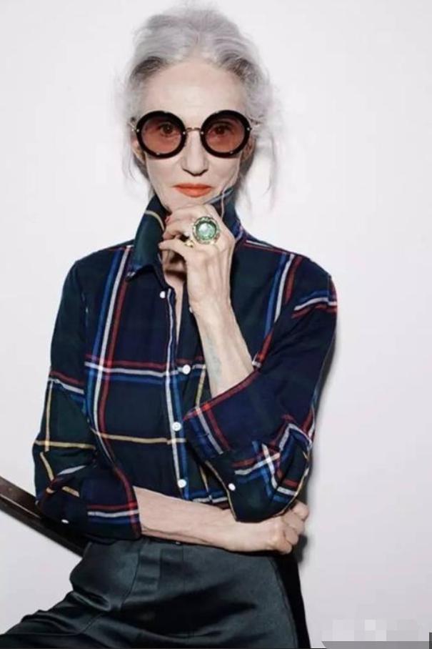 时尚从来与年龄无关,学70岁的法国老太太这样穿,从容优雅地老去