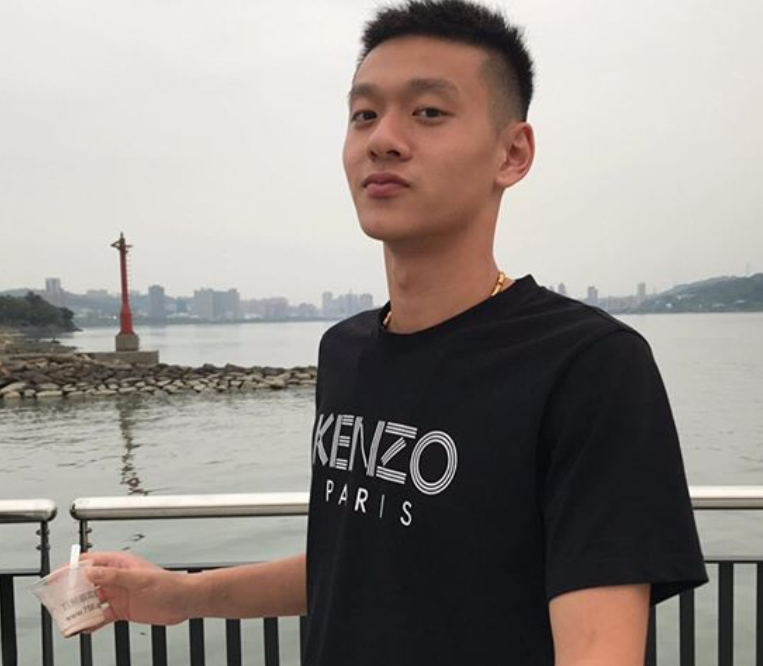 截图内容是这样子的,朋友先是发了一张图片给邱煌祎,图片上用英语写着