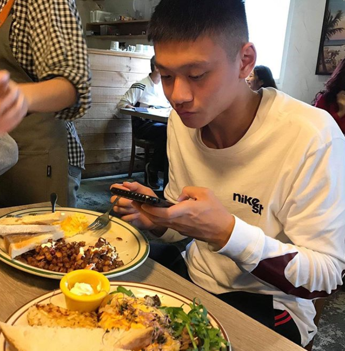 晒完聊天截图后,邱煌祎没有再说什么,但从他回复好友的语气中,可以