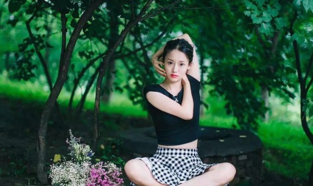 绿地女主张雨婷写真照曝光19岁正上大二难怪陈军舍得许诺3千万