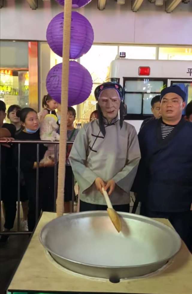 郑州"孟婆汤"地摊爆红!女市民一饮而尽,称能忘记前世!