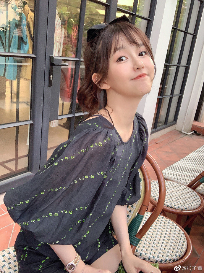张子萱穿美衣秀细腰长腿扎高马尾留齐刘海变身可盐可甜美少女