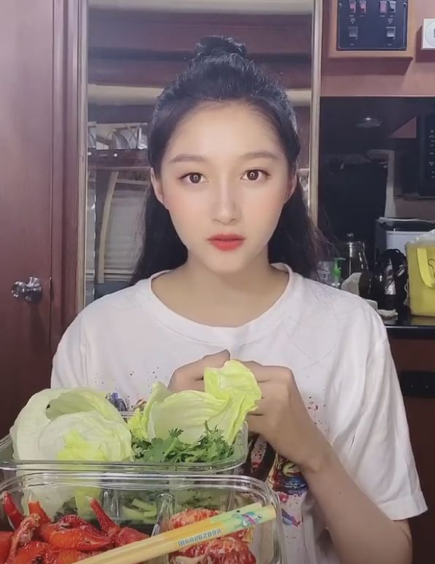 关晓彤吃小龙虾"减肥"!有谁注意她把虾壳吐在哪里?