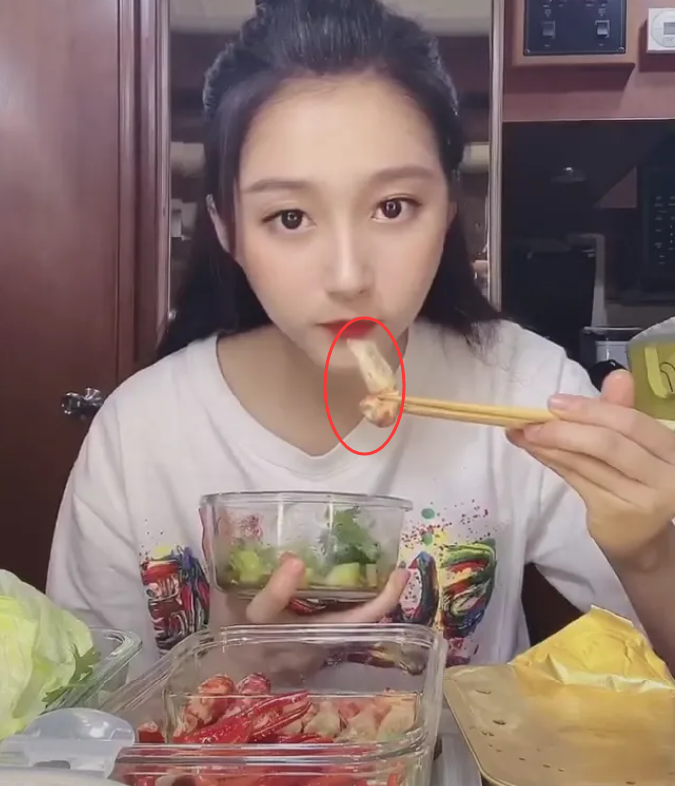 关晓彤吃小龙虾"减肥"!有谁注意她把虾壳吐在哪里?