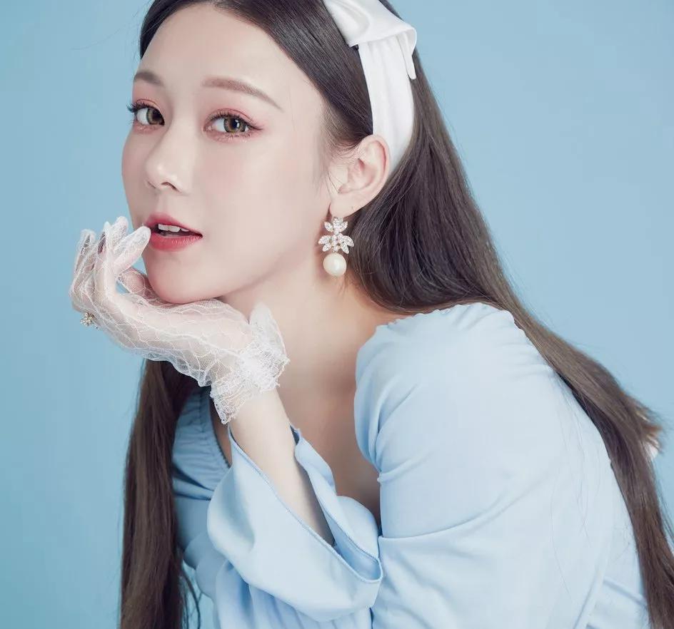 "子然学姐"是斗鱼平台的一名舞蹈主播,由于身材和性格都不错,因此在