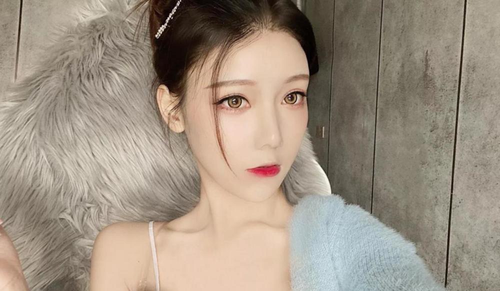 "子然学姐"是斗鱼平台的一名舞蹈主播,由于身材和性格都不错,因此在