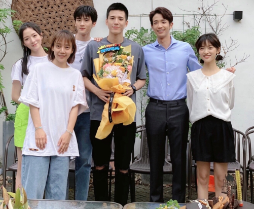 要不就是胖了,像王嘉尔和沈月就是属于突然瘦下来的那一种,瘦下高达30