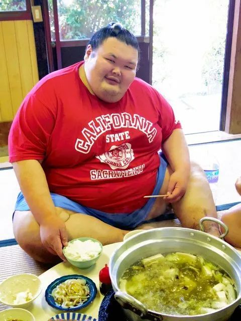 日本史上最重相扑,一年内狂减 200 斤以后,竟然感觉有点萌?