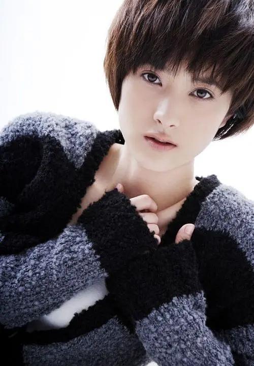 2011年,靳东不顾家人反对要娶二婚李佳:离婚不能成为一个人的污点