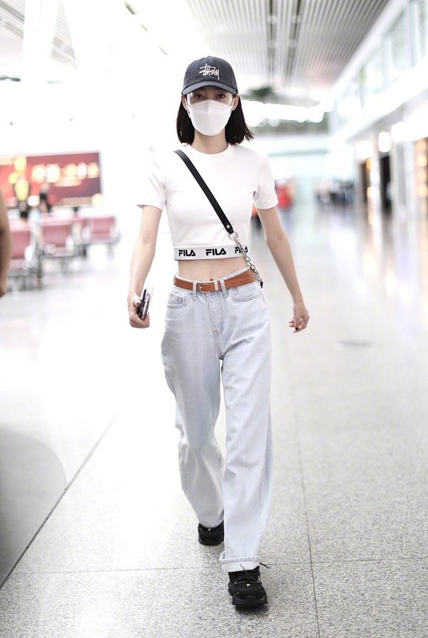 细腰大pk!金晨的腰是细,王丽坤的更厉害,坤式小蛮腰很少见