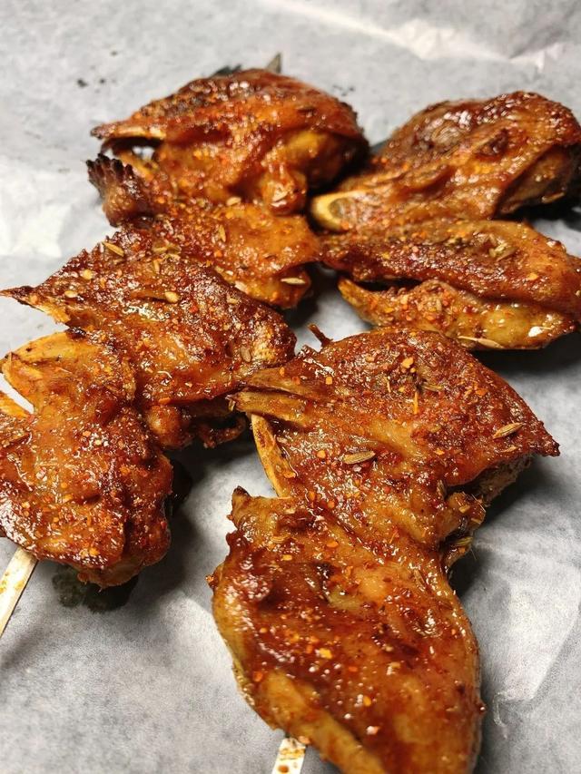 生烤鸡头的魅力只有爱吃的人才懂,火候烤的刚刚好一点不糊,外面的皮和