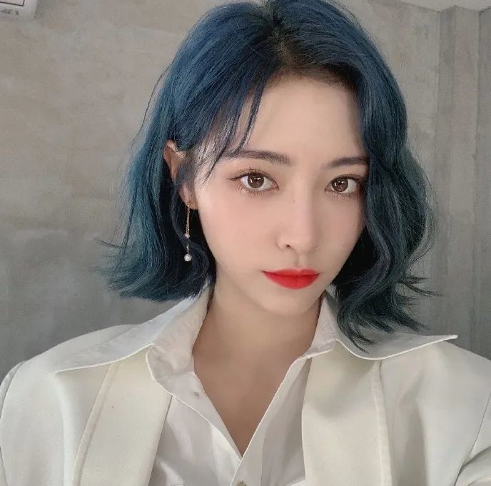 许佳琪真不是女团门面吗?潇洒蓝发配衬衫超a,直男看了都喜欢