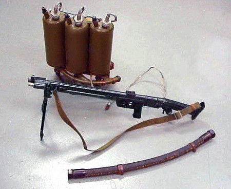 国产58式轻型喷火器,仿自苏联tpo-50型喷火器,重量23公斤,有效射程40