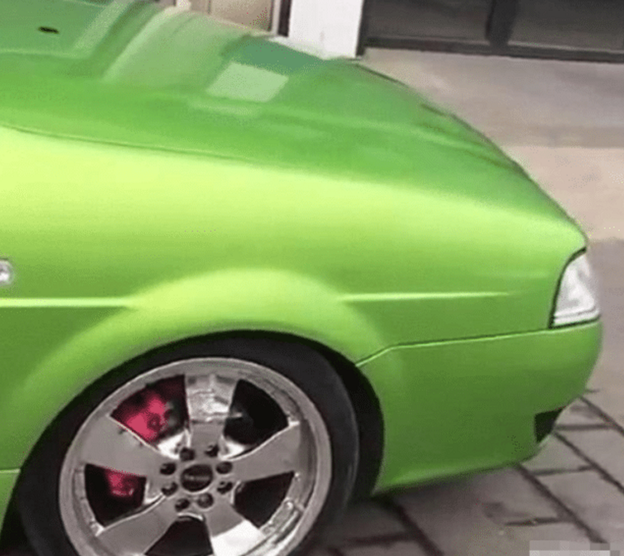 车友改装4万桑塔纳,车身荧光绿内饰粉红色,越看越别扭