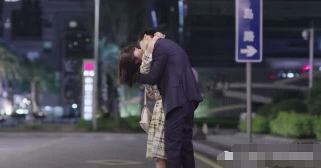 最萌身高差是这样接吻的?看到脚的瞬间,苏炸了!网友:跪求剧名