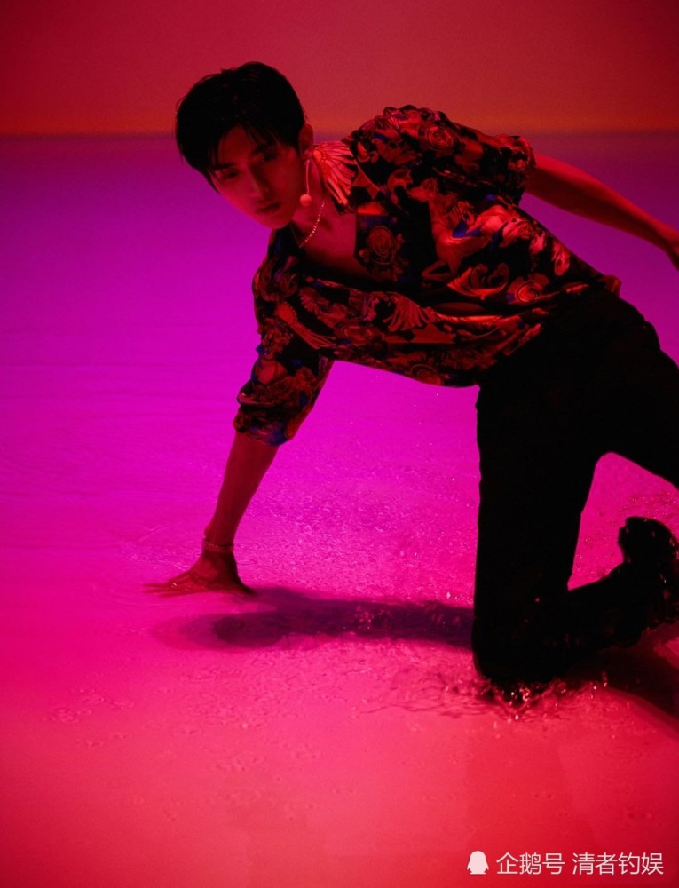 蔡徐坤终于换发型了在台上教跑男团跳情人帅气舞蹈秒变广场舞