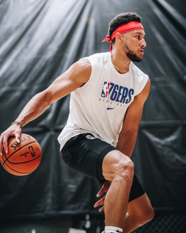 西蒙斯肌肉线条清晰可见