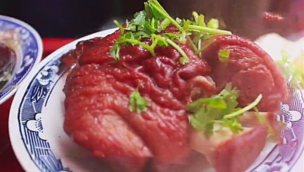 鲁山八碗八,素来多荤菜,肘子,排骨,扣肉不一而足,但肉食吃多了容易腻