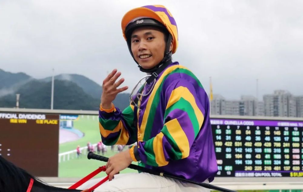 中国香港本土骑师潘明辉沙田赛马场雨中豪取四捷
