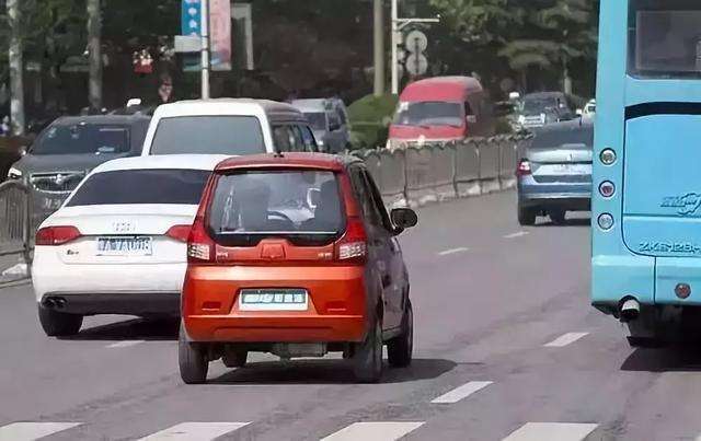 让执法部门难以监管,也让这样的"老头乐"横行霸道,逍遥法外