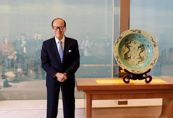 李嘉诚的豪宅到底有多壕住山顶占地面积500平围墙高达3米