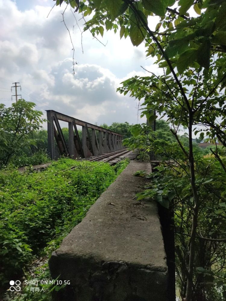 隨意通行的小鐵路橋在貴港市的西南郊鯉魚江鐵路橋2只能遠眺老鐵路橋