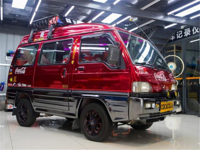 这是一辆老版的五菱兴旺,这款面包车在大街上可以说是随处可见,尤其是