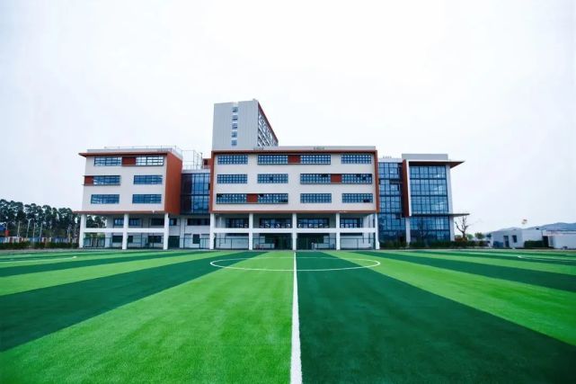 1在位于集美区西滨路的校区举行厦门华锐莱普顿学校落成典礼昨天上午