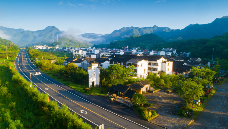 2016年,我县创新提出了"山上浦江美丽交通环"概念,拟在"十三五"期间