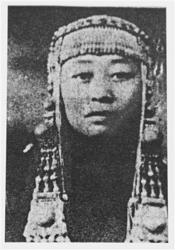 打开腾讯新闻,查看更多图片 >1899年,巴云英出生在蒙古一个封建没落