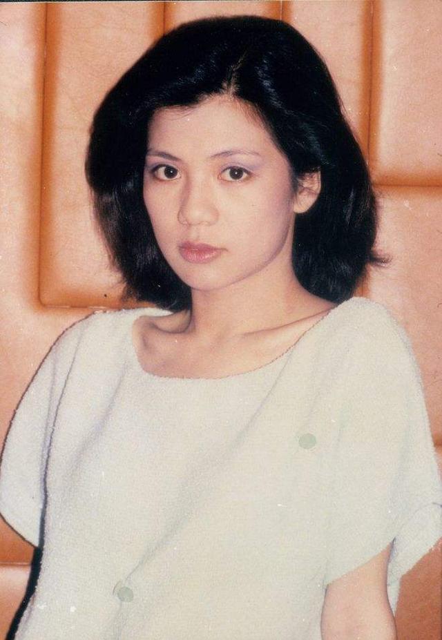 1985年翁美玲拧开煤气自杀,汤镇业现身葬礼后,众人大喊:打死他_腾讯