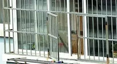 防盗窗的逃生门可容纳一人进出, 一般设在防盗网下方,便于逃生的位置.