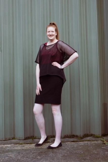 英国女子身两米,从小受人鄙视,家人要抬头才能看得到她