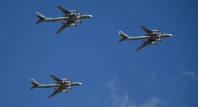 多架核轰炸机突破f22拦截,在美国门口巡航11小时