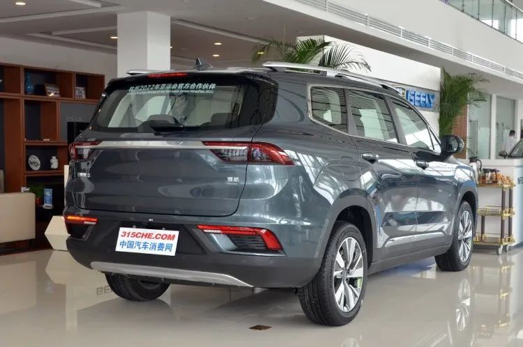 外观方面,新车前脸设计与现役的帝豪,缤越等有较大差异,新样式的回纹