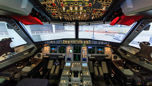 三亚-北京)起飞后,因驾驶舱右一号风挡加温后外层风挡出现裂纹返航