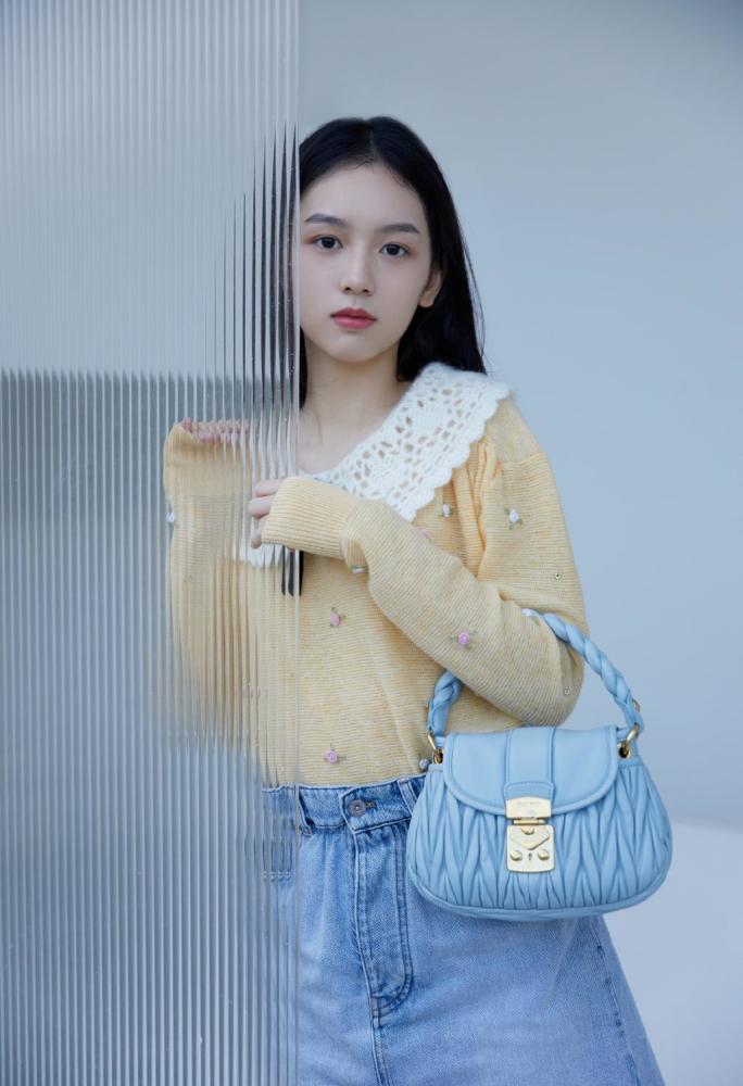 她演《少年的你》魏莱走红,穿荷叶边衬衫配棕色短裙,清纯又少女_腾讯