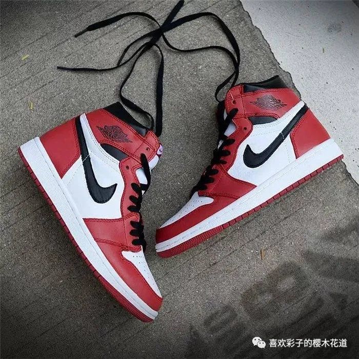 nike正代的球鞋,我覺得aj1是實戰最差,出街穿搭最秀的鞋子,也算是