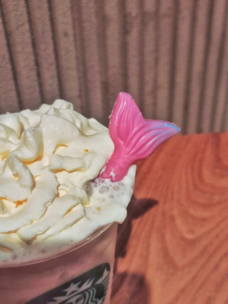 星巴克又出新品啦41元1杯的人鱼桃桃星冰乐跟着我来看一下