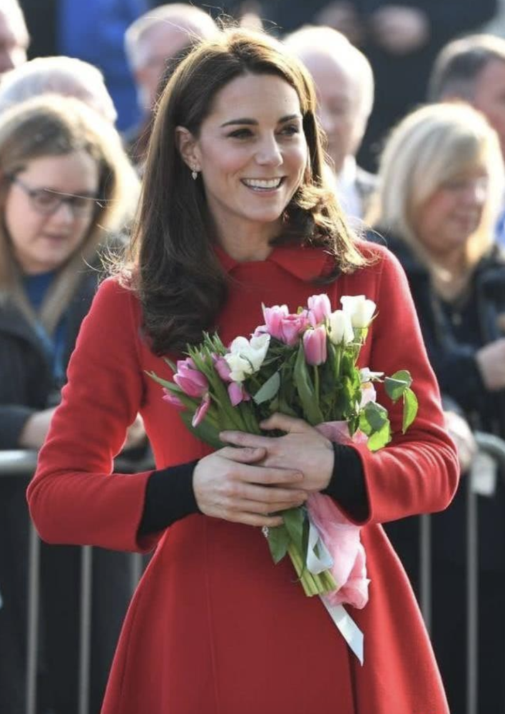 女王再次挑刺穿着好媳妇凯特也爆发了我就是要穿漂亮裙子