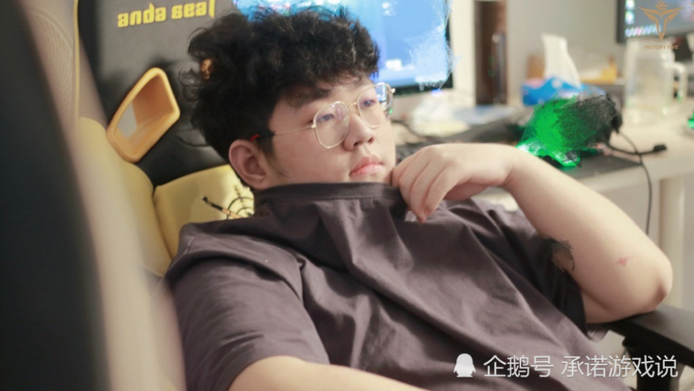 v5春季赛全败的原因找到了小东北主力队员玩了三个月和平精英