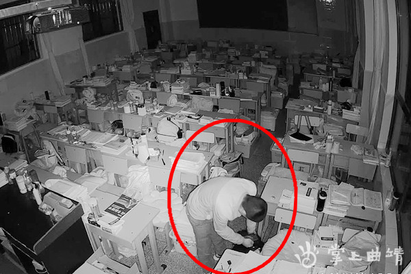 凌晨马龙一男子翻墙进学校教室内盗窃学生现金结果